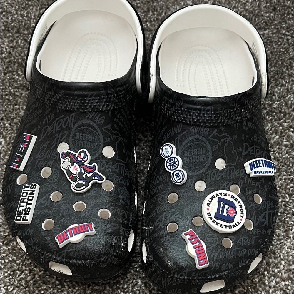 CROCS - Detroit Pistons